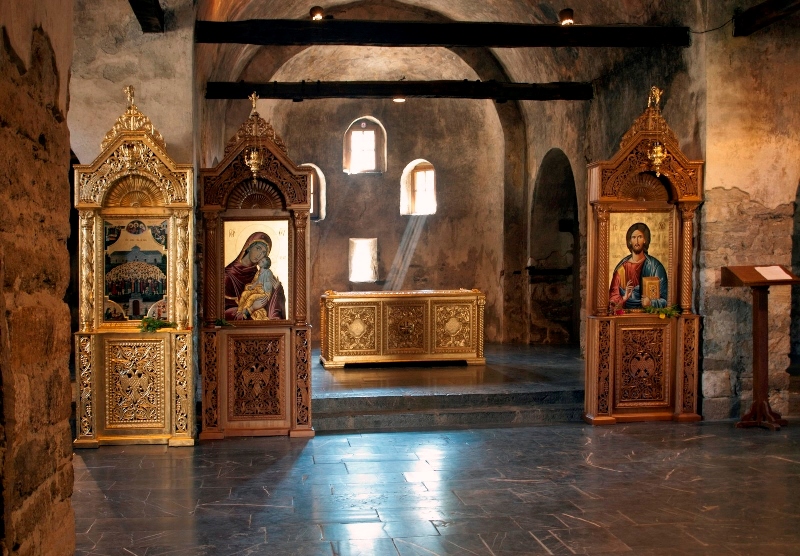 иконостаси в църковен храм